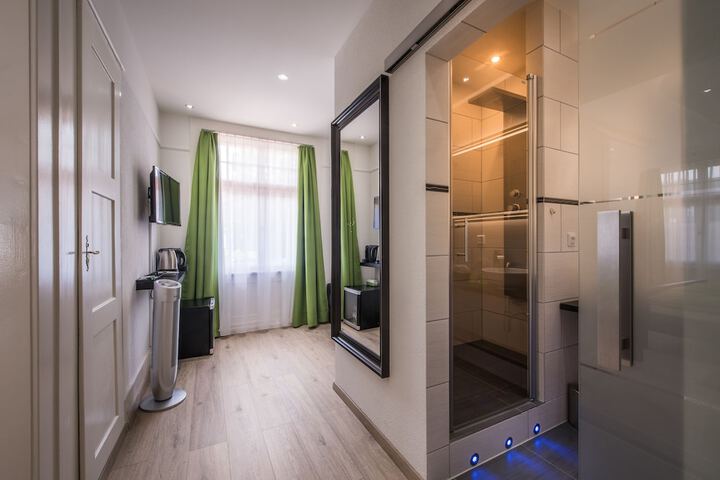 Room 15 of 61