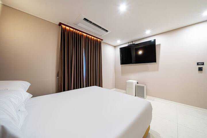 Room 13 of 27