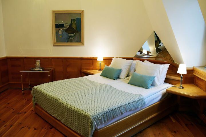 Room 6 of 42