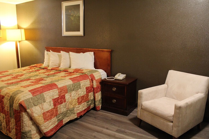 1 King Bed (3 of 6)