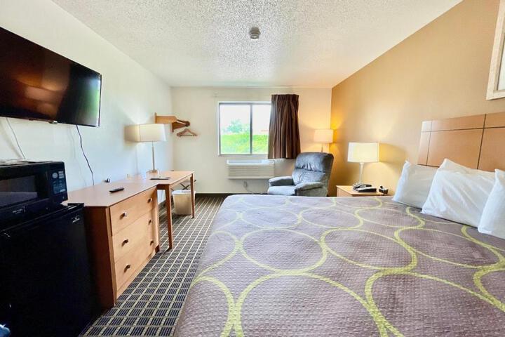 1 King Bed (1 of 11)