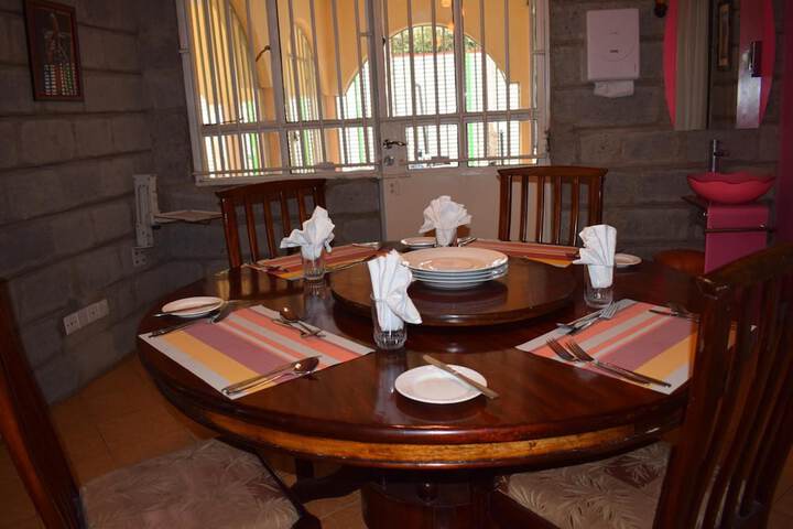 Dining 18 of 25