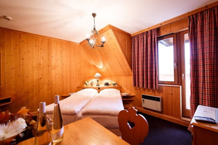 Room 4 of 13