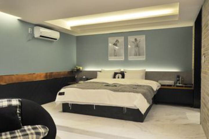 Room 35 of 76