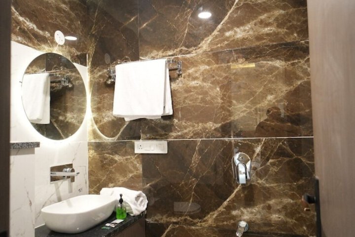 Room 15 of 28