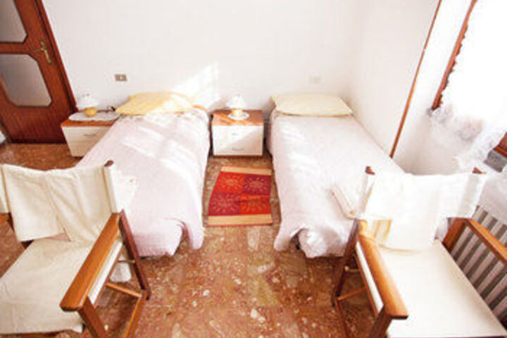 Room 85 of 320