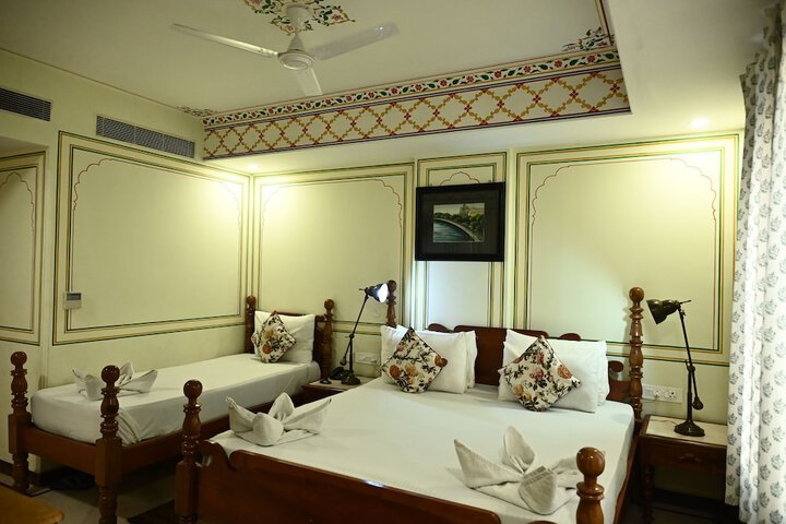 Room 12 of 32