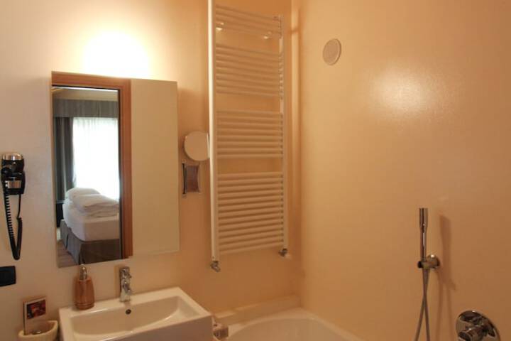 Room 32 of 48