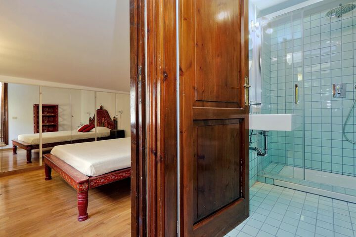 Room 4 of 38