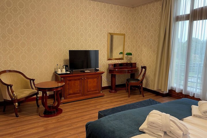 Room 100 of 143