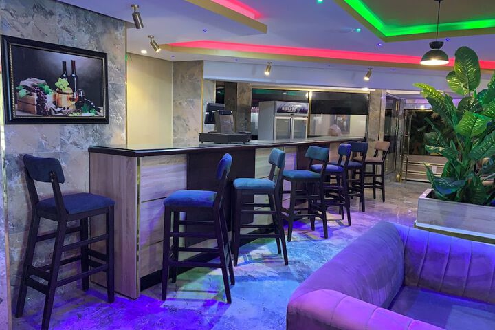 Lounge 36 of 41
