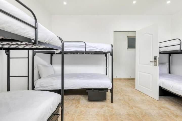Room 25 of 28
