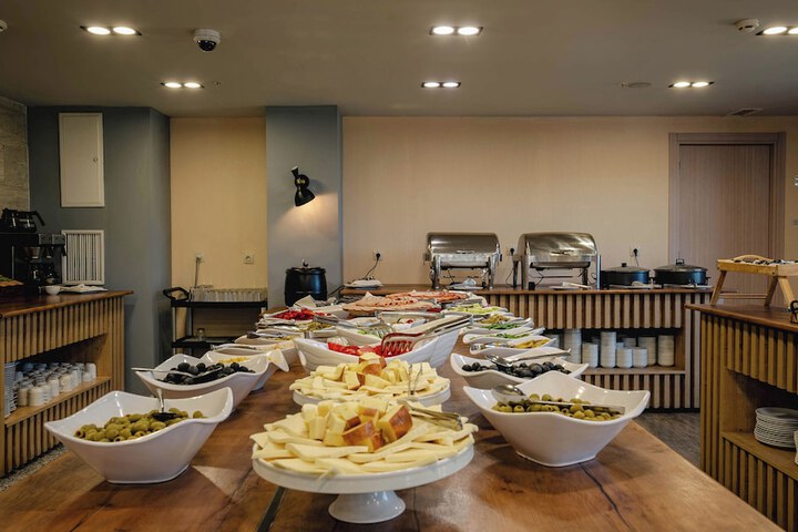 Dining 45 of 56