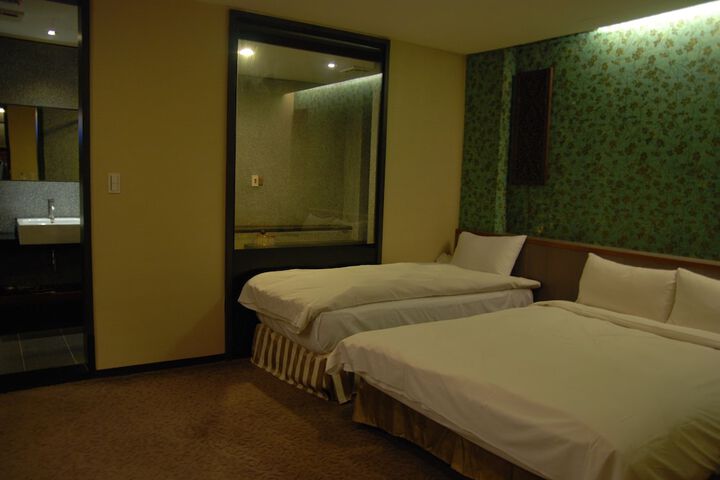 Room 3 of 106