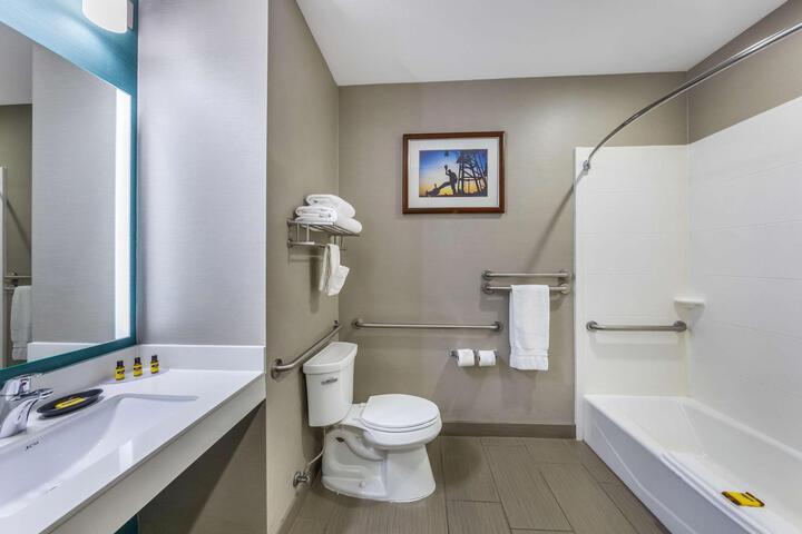 2 Queen Beds Microwave and Refrigerator WiFi Full Breakfast (8 of 14)