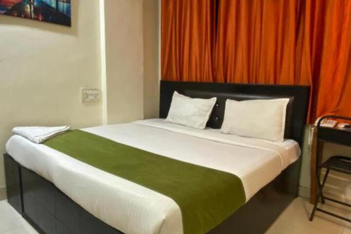 Deluxe Inn - Near Kokilaben Dhirubhai Ambani Hospital