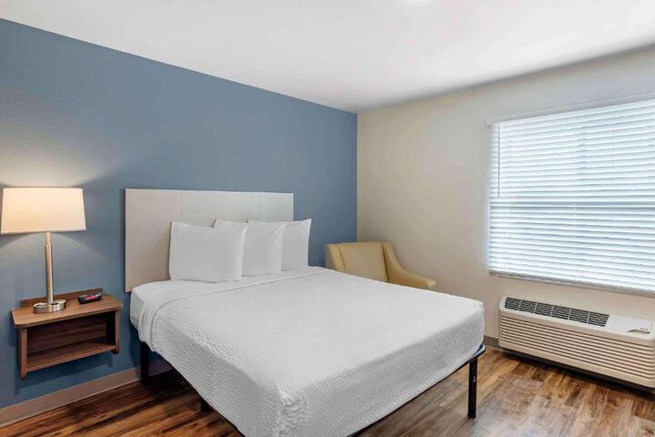 Standard Studio 1 Queen Bed (1 of 6)