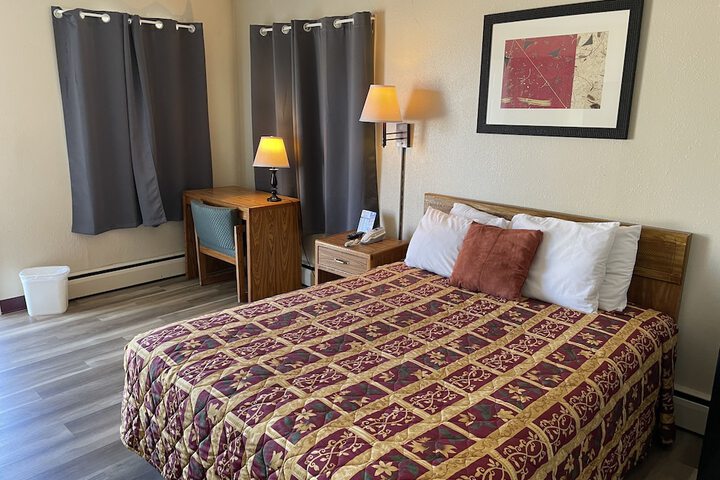 1 Queen Bed (7 of 23)
