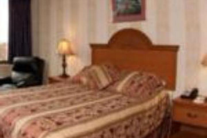 2 Queen Beds (8 of 11)