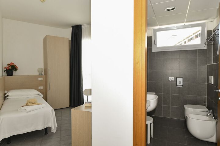 Room 52 of 102