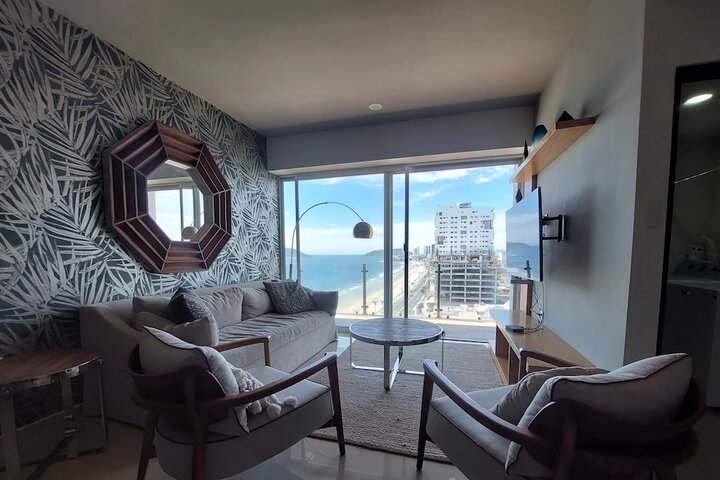 Room 6 of 10