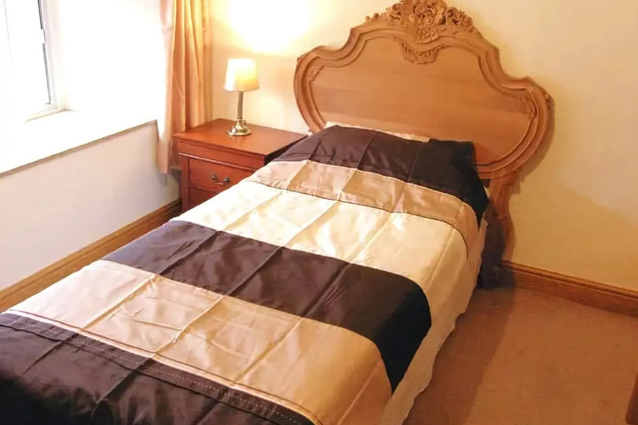 Room 5 of 9