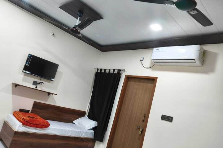 Room 6 of 18