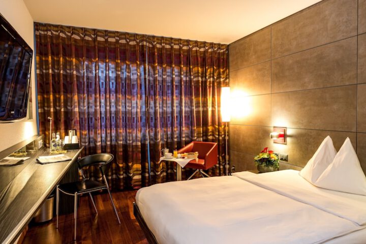 Room 5 of 40