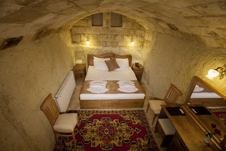 Room 8 of 83