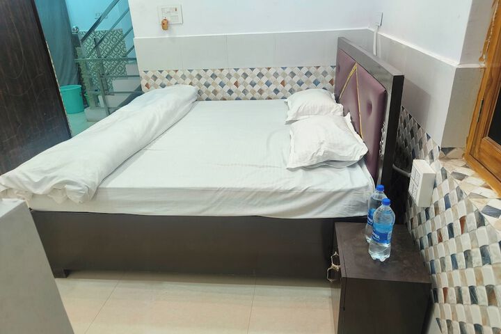 Room 13 of 18