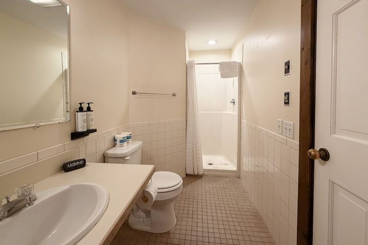 Room 227 of 331
