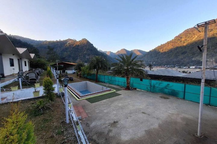 Pool 13 of 28