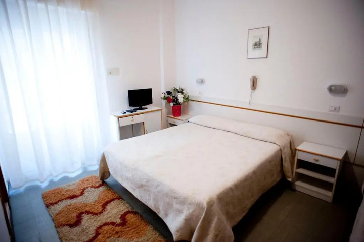 Room 5 of 11