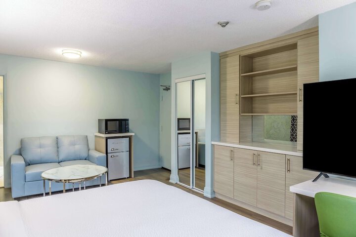 1 King Bed (3 of 12)