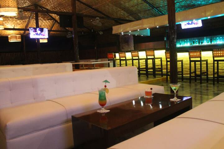 Lounge 14 of 14