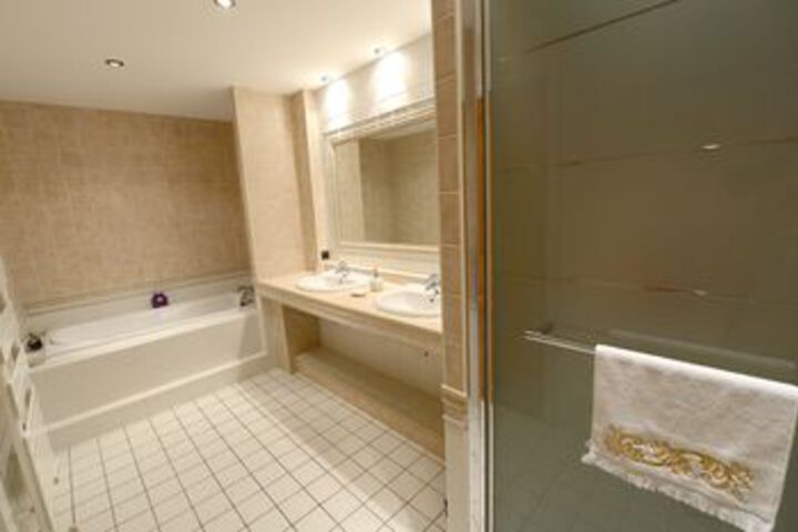 Room 6 of 74