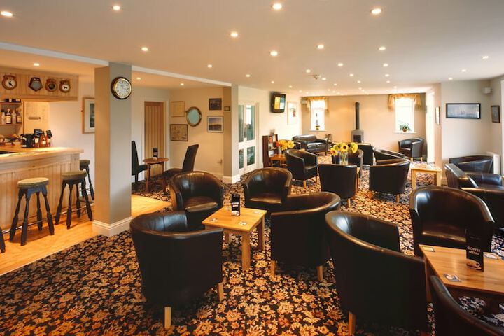Lounge 17 of 23