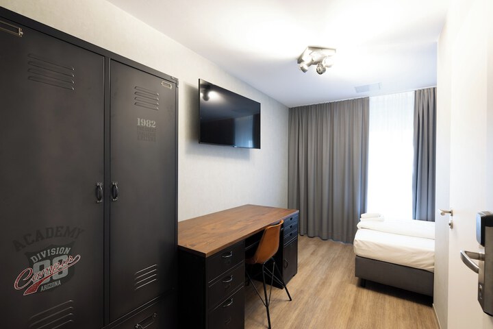 Room 10 of 42