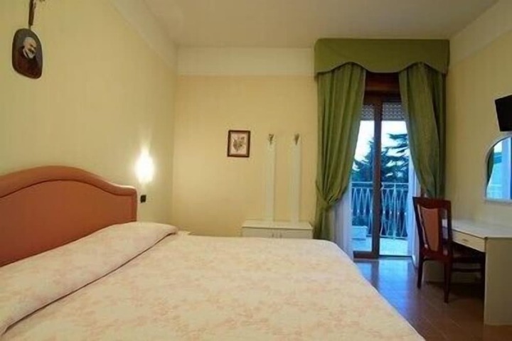 Room 6 of 16