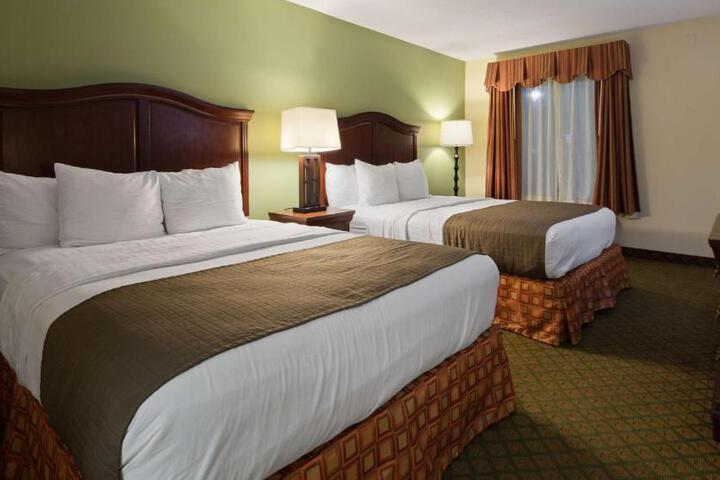 2 Queen Beds Microwave and Refrigerator WiFi Full Breakfast (1 of 4)