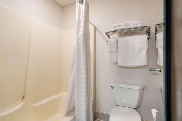 1 Queen Bed First Floor Microwave and Refrigerator WiFi Full Breakfast (24 of 25)