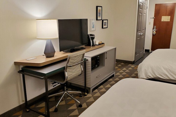 2 Queen Beds (6 of 10)