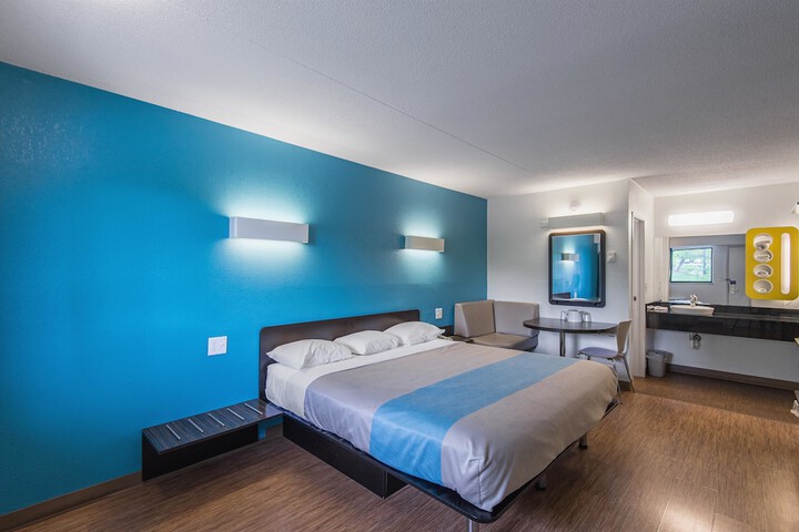 1 King Bed (9 of 9)