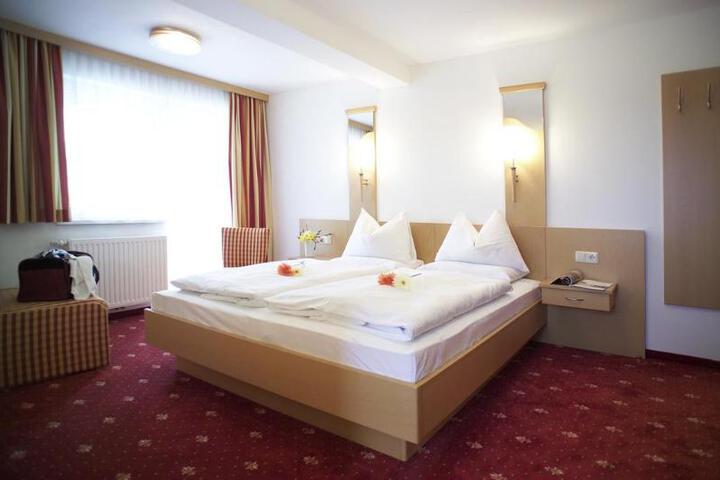 Room 4 of 10