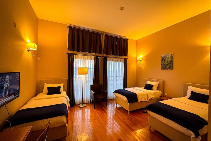 Room 6 of 18