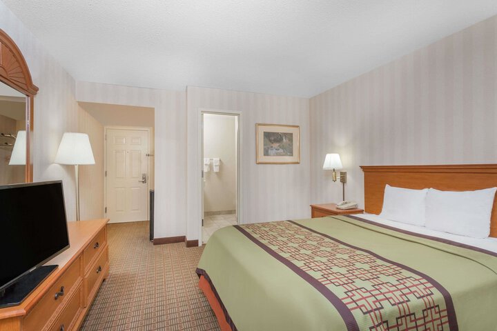 1 Queen Bed (4 of 13)