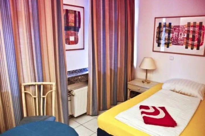 Room 6 of 20