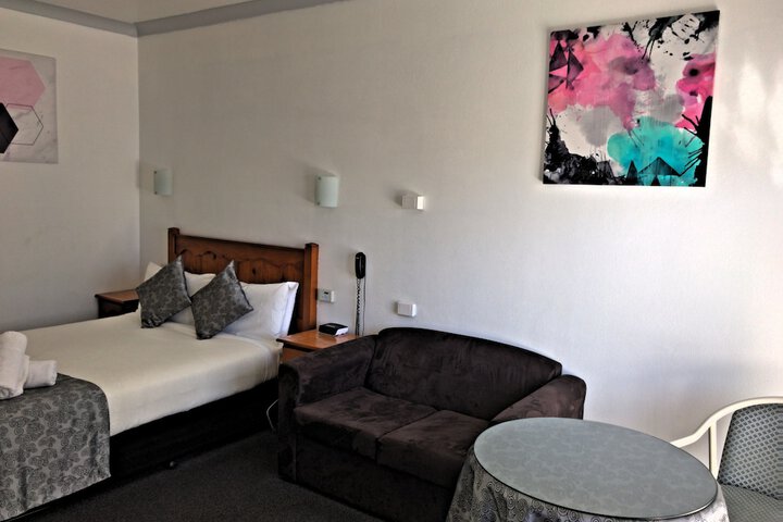 Room 10 of 32