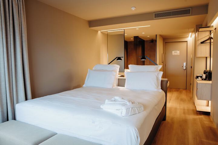 Room 18 of 118