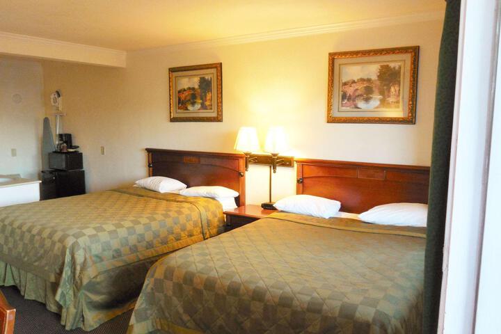 2 Queen Beds (9 of 10)